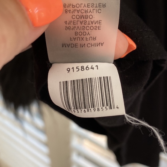 Vince Camuto black knit long sleeve tee with faux fur trim at cuffs - Picture 8 of 10